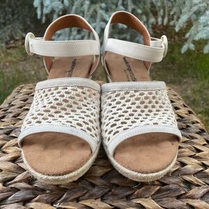 NEW Walking Cradles Ivory Avery Crochet Espadrille Wedge Comfort Sandals. Size 7
